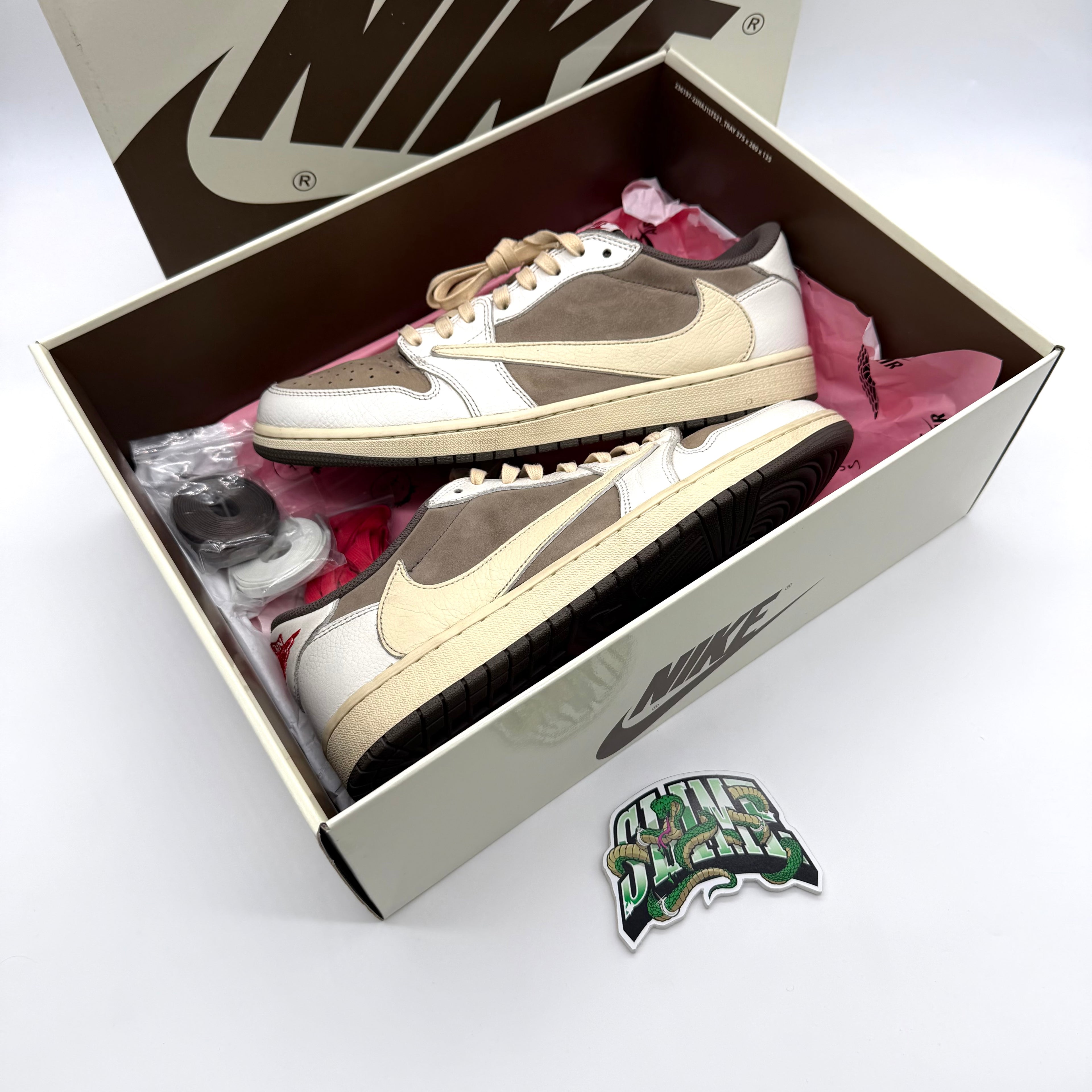 JORDAN 1 LOW "TRAVIS SCOTT REVERSE MOCHA"